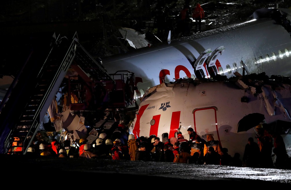 Avião da Pegasus Airlines se acidentou na Turquia — Foto: Reuters/Murad Sezer