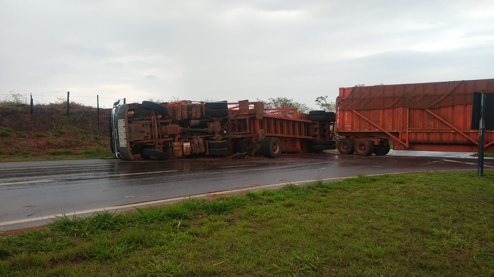 Carreta tomba na Rodovia Deputado Leônidas Pacheco Ferreira — Foto: Divulgação/Corpo de Bombeiros