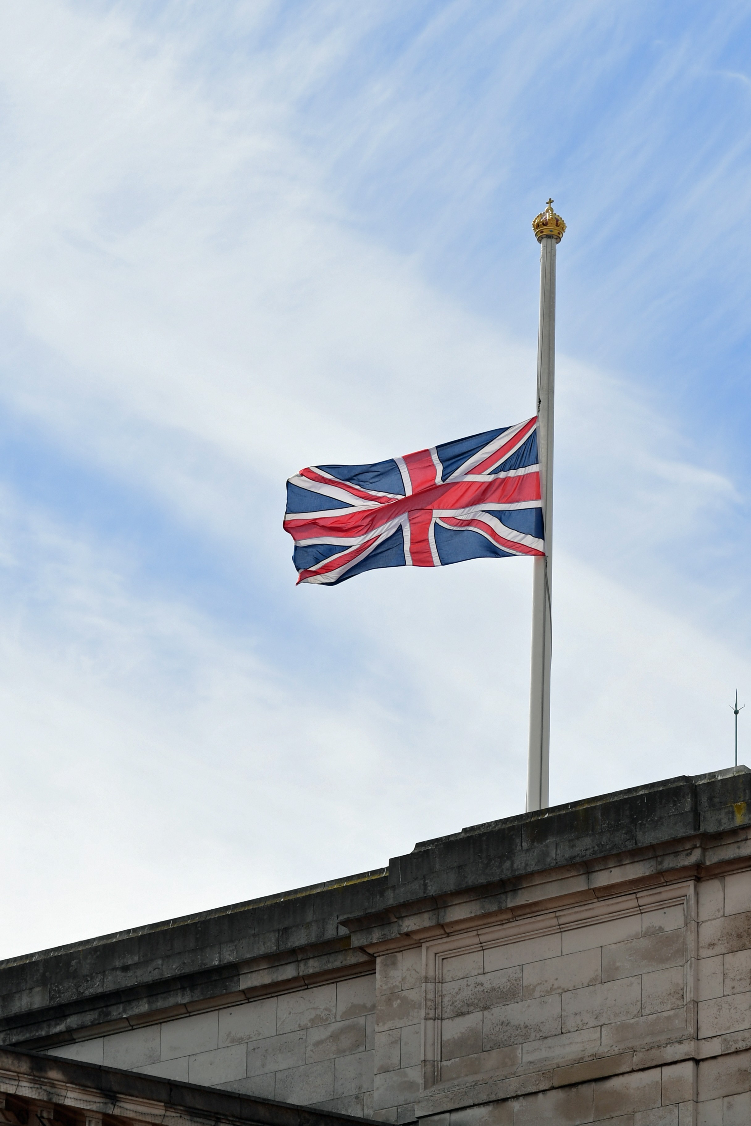 Bandeira do Reino Unido é hasteada a meio-mastro em sinal de luto no Palácio de Buckinhgam (Foto: Getty Images)