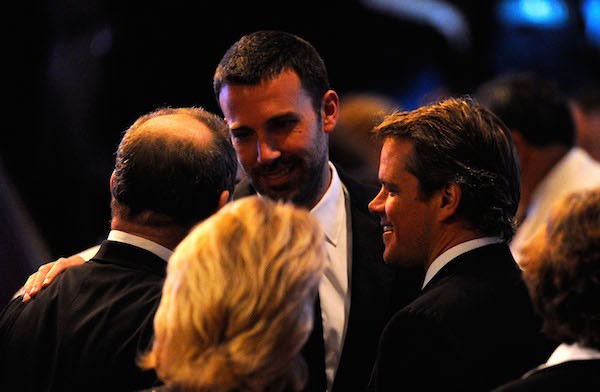 Harvey Weinstein (de costas) conversando com Matt Damon e Ben Affleck (Foto: Getty Images)