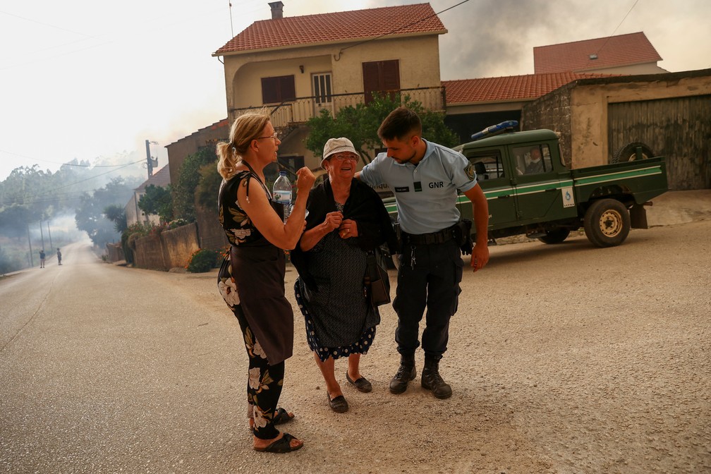 Pessoas são retiradas de Leiria, em Portugal, por causa do incêndio florestal que atinge a região — Foto: REUTERS/Rodrigo Antunes