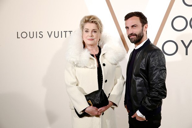 Catherine Deneuve with the creative director of the house of Louis Vuitton, Nicolas Ghesquière. (Foto: Louis Vuitton)