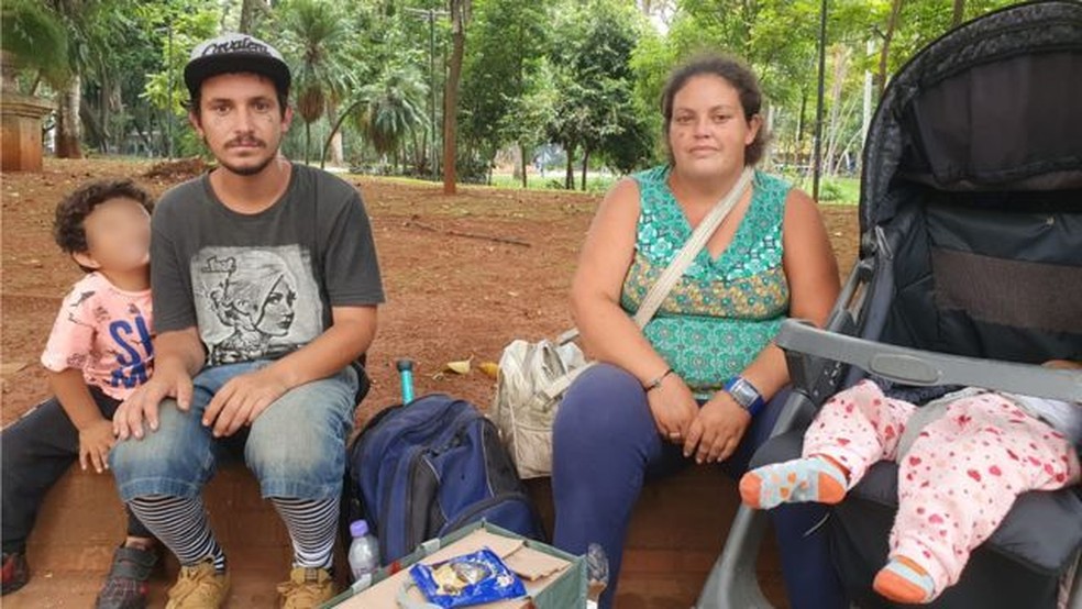 'A gente não está na rua porque quer, é porque está difícil', diz o malabarista José Eduardo — Foto: Thais Carrança/BBC Brasil