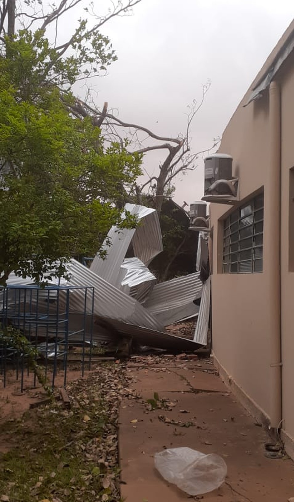 Tempestade de poeira causou estragos à Associação Filantrópica de Proteção aos Cegos de Presidente Prudente (SP) nesta sexta-feira (1º) — Foto: Eliete Margutti