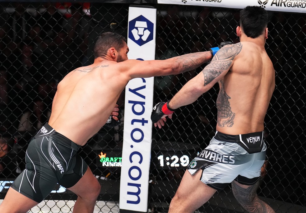 Bruno Blindado venceu Brad Tavares por nocaute técnico aos 3min35s do R1 — Foto: Chris Unger/Zuffa LLC via Getty Images