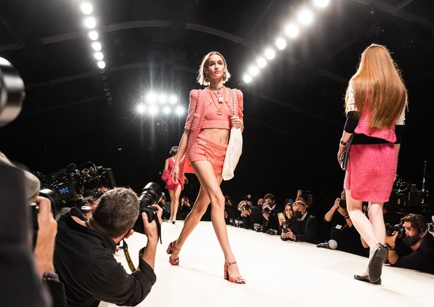 PARIS, FRANCE - OCTOBER 05: (EDITORIAL USE ONLY - For Non-Editorial use please seek approval from Fashion House) A model walks the runway during the Chanel Womenswear Spring/Summer 2022 show as part of Paris Fashion Week on October 5, 2021 in Paris, Franc (Foto: Getty Images)