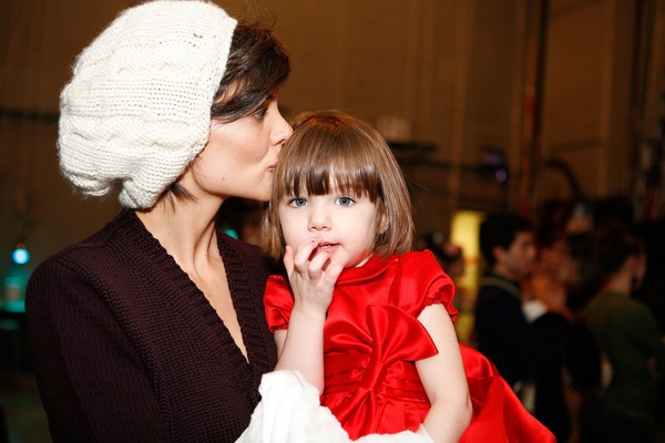 Katie Holmes com a filha Surie Cruise  (Foto: Getty Images)