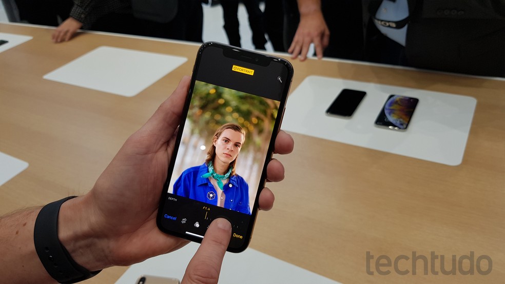 iPhone XS com iOS 12.1 poderá permitir ajuste de desfoque de fundo em tempo real — Foto: Thássius Veloso/TechTudo