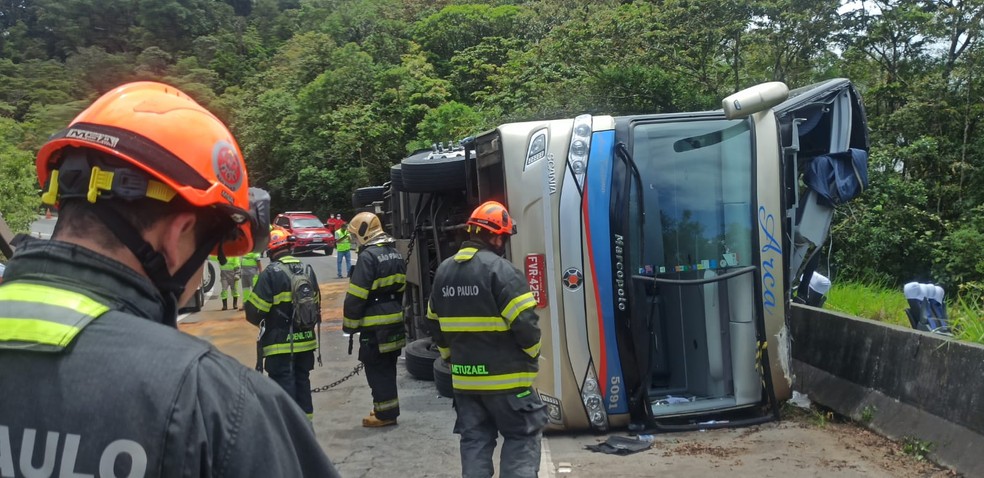 Acidente aconteceu no trecho de serra da Oswaldo Cruz — Foto: Divulgação/Corpo de Bombeiros