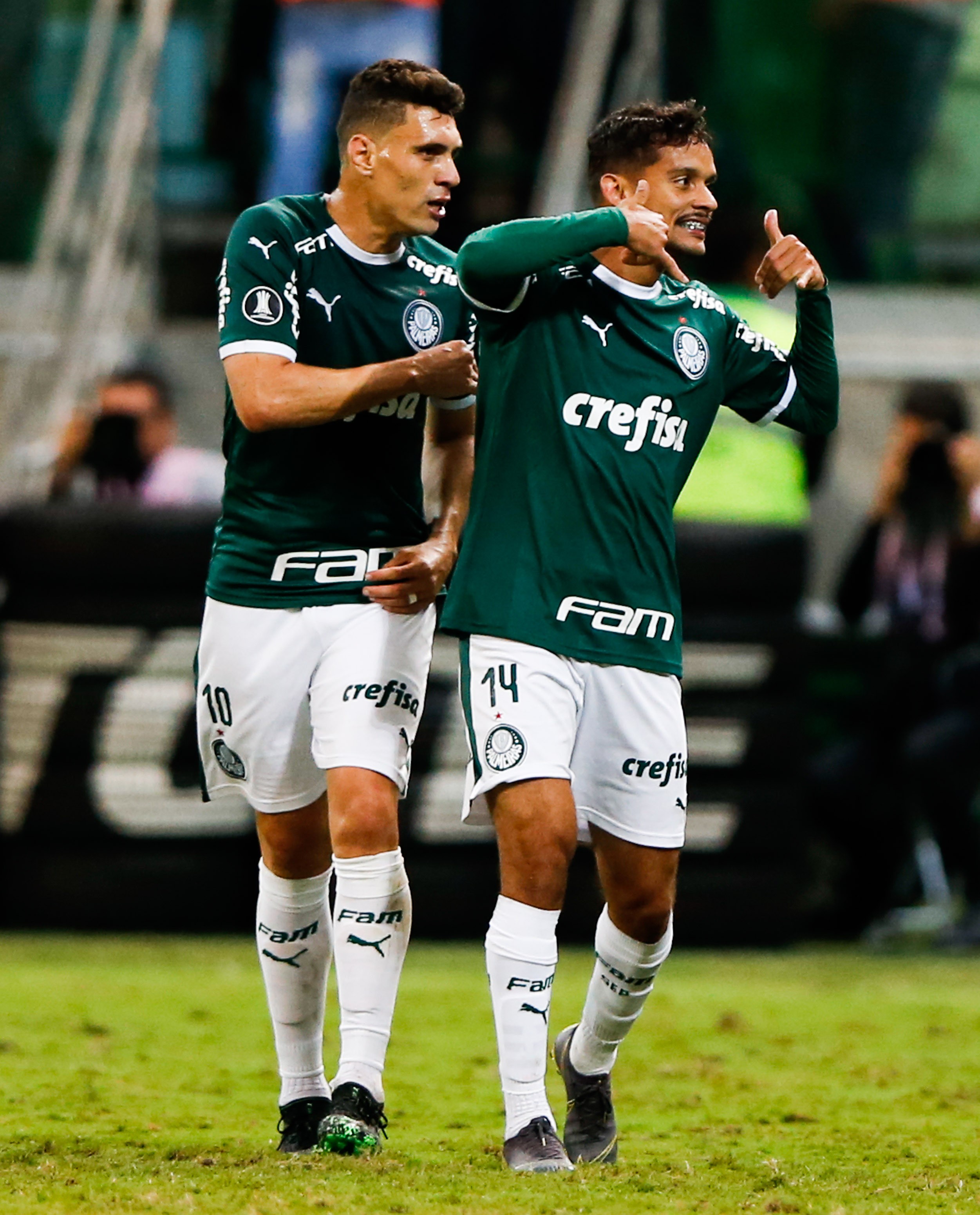 Moisés e Gustavo Scarpa, comemorando um gol pelo Palmeiras (Foto: Getty Images)