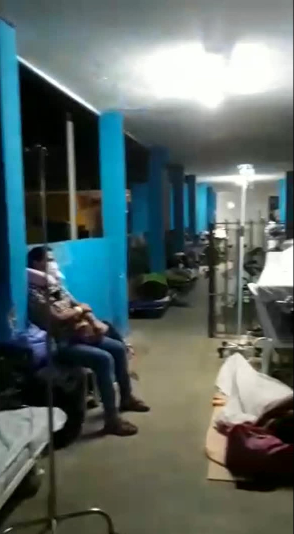 Pacientes esperando cirurgia no corredor do Hospital Otávio de Freitas, no Recife — Foto: Reprodução/WhatsApp