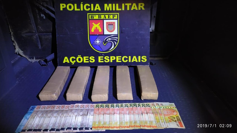 Droga e dinheiro estavam dentro de baÃº â Foto: PolÃ­cia Militar