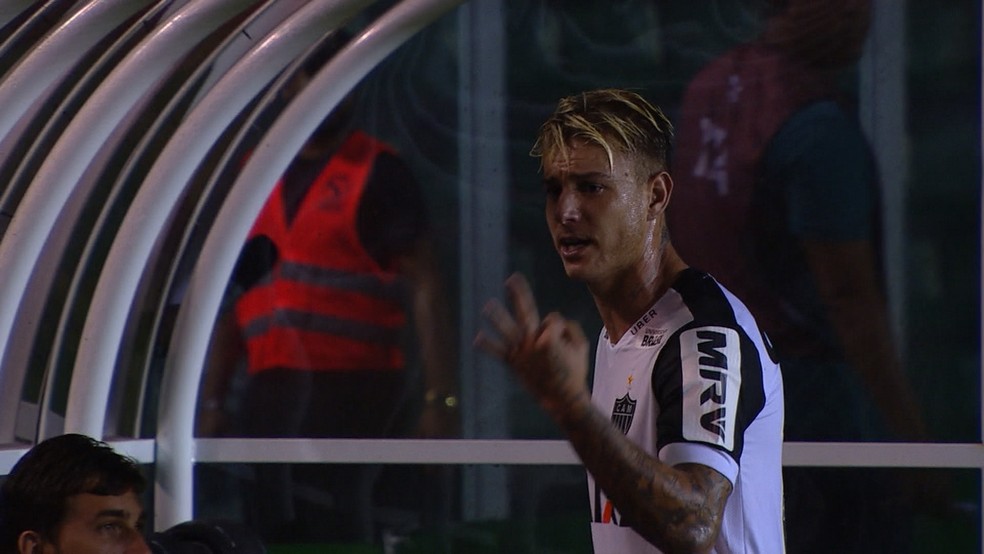 Róger Guedes demosntrou irritação do o técnico Thiago Larghi ao ser substituído diante do Figueirense (Foto: Reprodução/TV Globo)