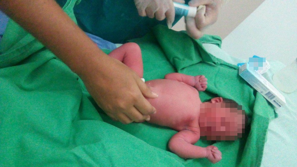 Criança foi encontrada por um morador do bairro Ipsep e levada para uma clínica (Foto: Polícia Militar/Divulgação)