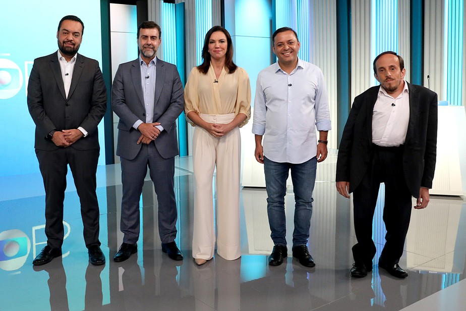 A apresentadora Ana Paula Araújo com os candidatos Claudio Castro, Marcelo Freixo, Rodrigo Neves e Paulo Ganime