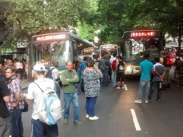 Passageiros fizeram bloqueio do trânsito no Centro de Porto Alegre (Foto: Gabriel Galli/ Arquivo Pessoal)