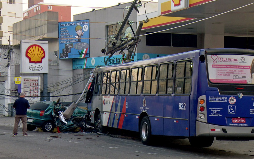 Acidente com Ã´nibus e carro em Santo AndrÃ© deixa dois mortos â Foto: TV Globo/ReproduÃ§Ã£o