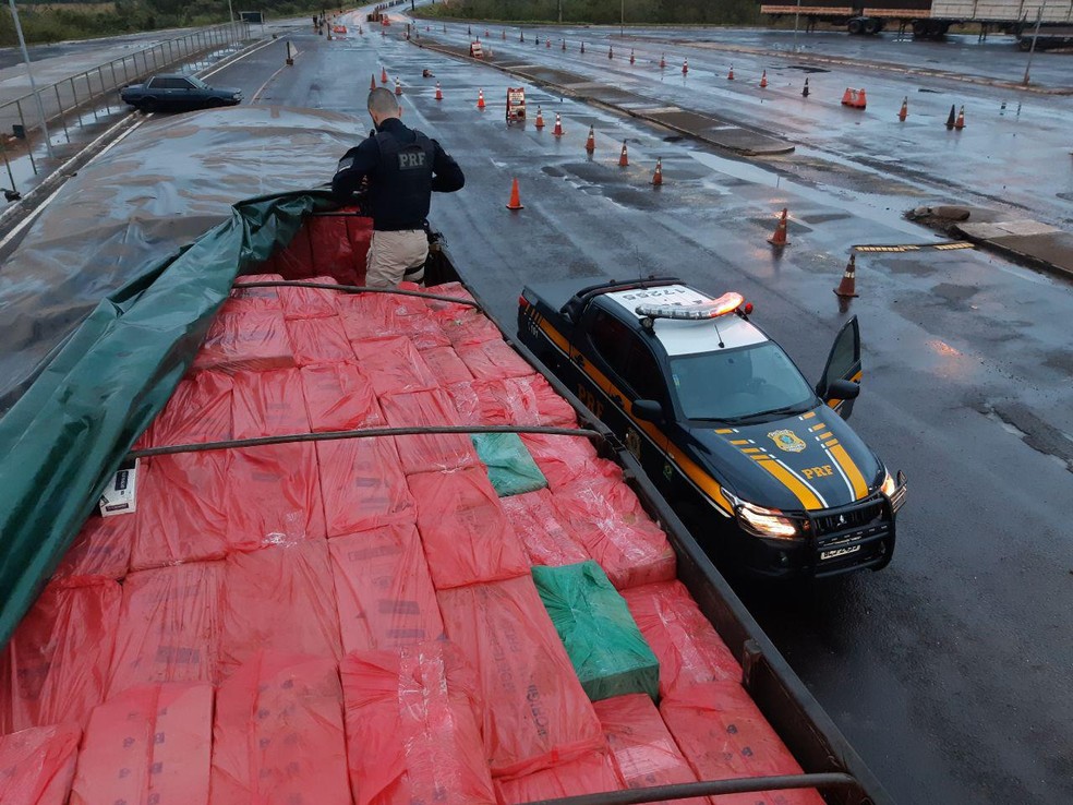 Carreta é apreendida com 400 mil carteiras de cigarros contrabandeados em Guaíra — Foto: Divulgação/PRF