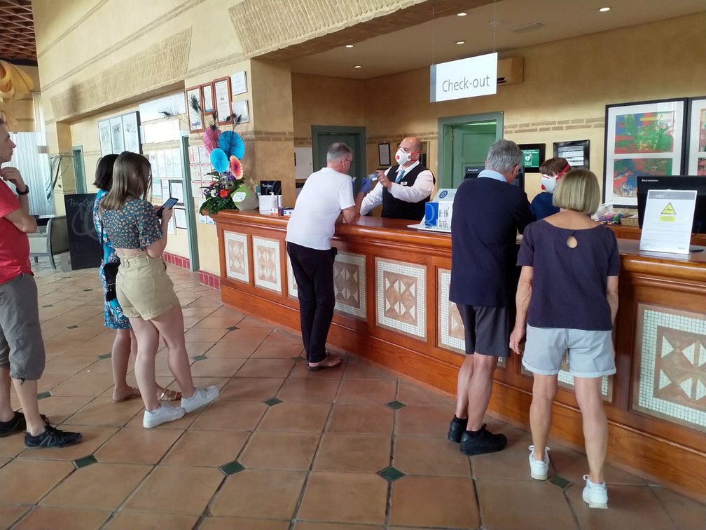 Hotel em Adeje, na ilha de Tenerife, nas Canárias, foi posto em quarentena nesta terça-feira (25) depois que um caso de Covid-19 foi registrado. — Foto: Christopher Betts via Reuters