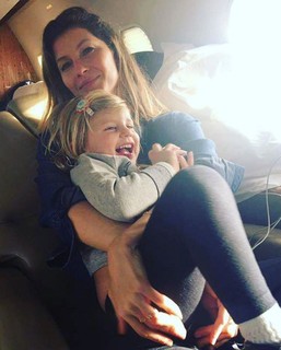 Gisele Bündchen carrega Vivian Lake, aos 3 anos e 3 meses, durante voo em família