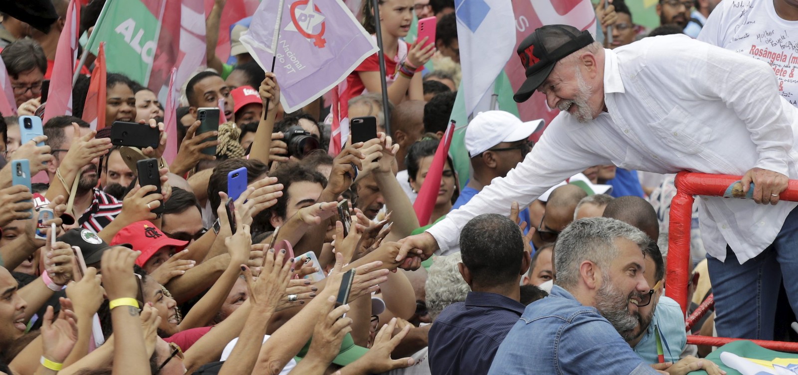 Lula cumprimenta apoiadores durante ato de campanha no Complexo do Alemão, Zona Norte do Rio — Foto: Domingos Peixoto/Agência O Globo