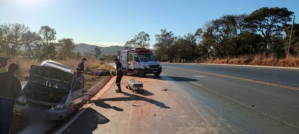 Duas pessoas ficam feridas em capotamento de carro na BR-365, em Montes Claros