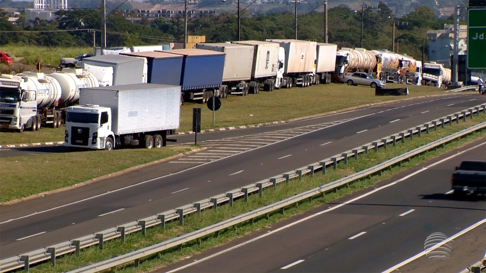 Greve dos caminhoneiros provoca interrupção de serviços e escassez de produtos (Foto: Reprodução/TV Fronteira)
