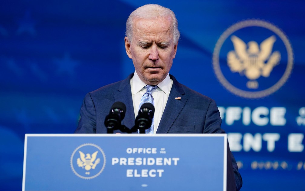 O presidente eleito dos Estados Unidos, Joe Biden, faz pronunciamento no teatro The Queen, em Wilmington, Delaware. 'Nossa democracia está sob um ataque sem precedentes. Diferente de tudo que vimos nos tempos modernos', disse — Foto: Susan Walsh/AP