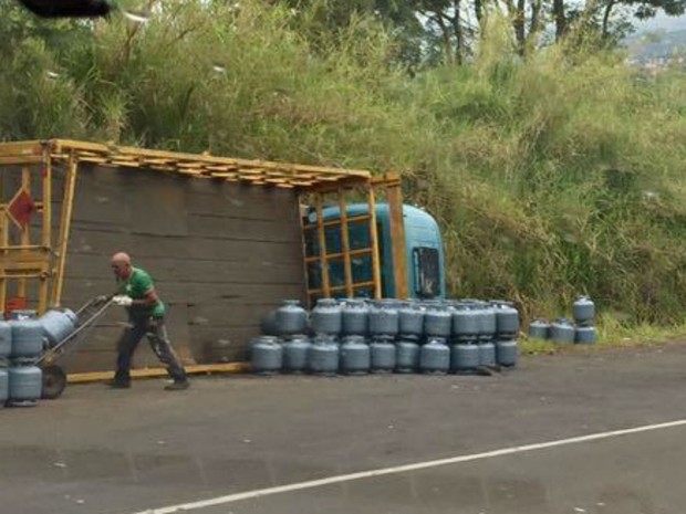 Caminhão carregado com botijões de gás tombou em São Pedro (SP) (Foto: Daniela Oliveira)