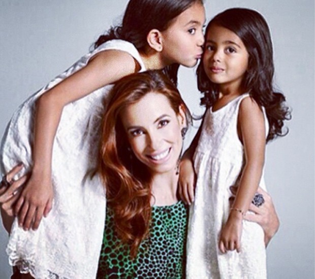 Tania Khalill estrela campanha ao lado das filhas (Foto: Reprodução/Instagram)