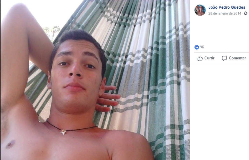Colegas de João Pedro lamentaram a morte do estudante, que estava concluindo o curso de nutrição — Foto: Reprodução/Facebook