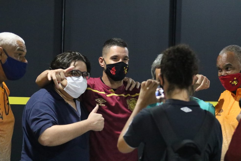 Thiago Neves chega ao Recife para assinar com o Sport — Foto: Marlon Costa/Pernambuco Press