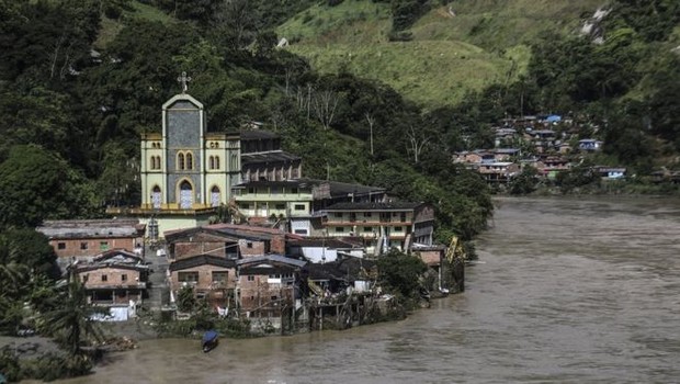 A cidade de Puerto Valdivia, localizada após o projeto de Hidroituango, sofreu com enchente (Foto: GETTY IMAGES via BBC)