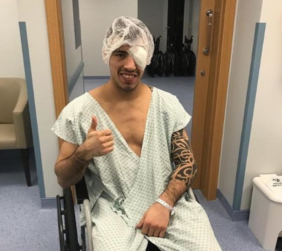 Thomas Almeida faz sinal de positivo após cirurgia no olho — Foto: Reprodução/Instagram