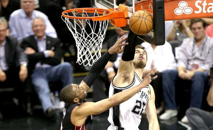 Tiago Splitter toco final NBA Miami x San Antonio jogo 5 (Foto: Getty Images) Tiago Splitter toco final NBA Miami x San Antonio jogo 5 (Foto: Getty Images)
