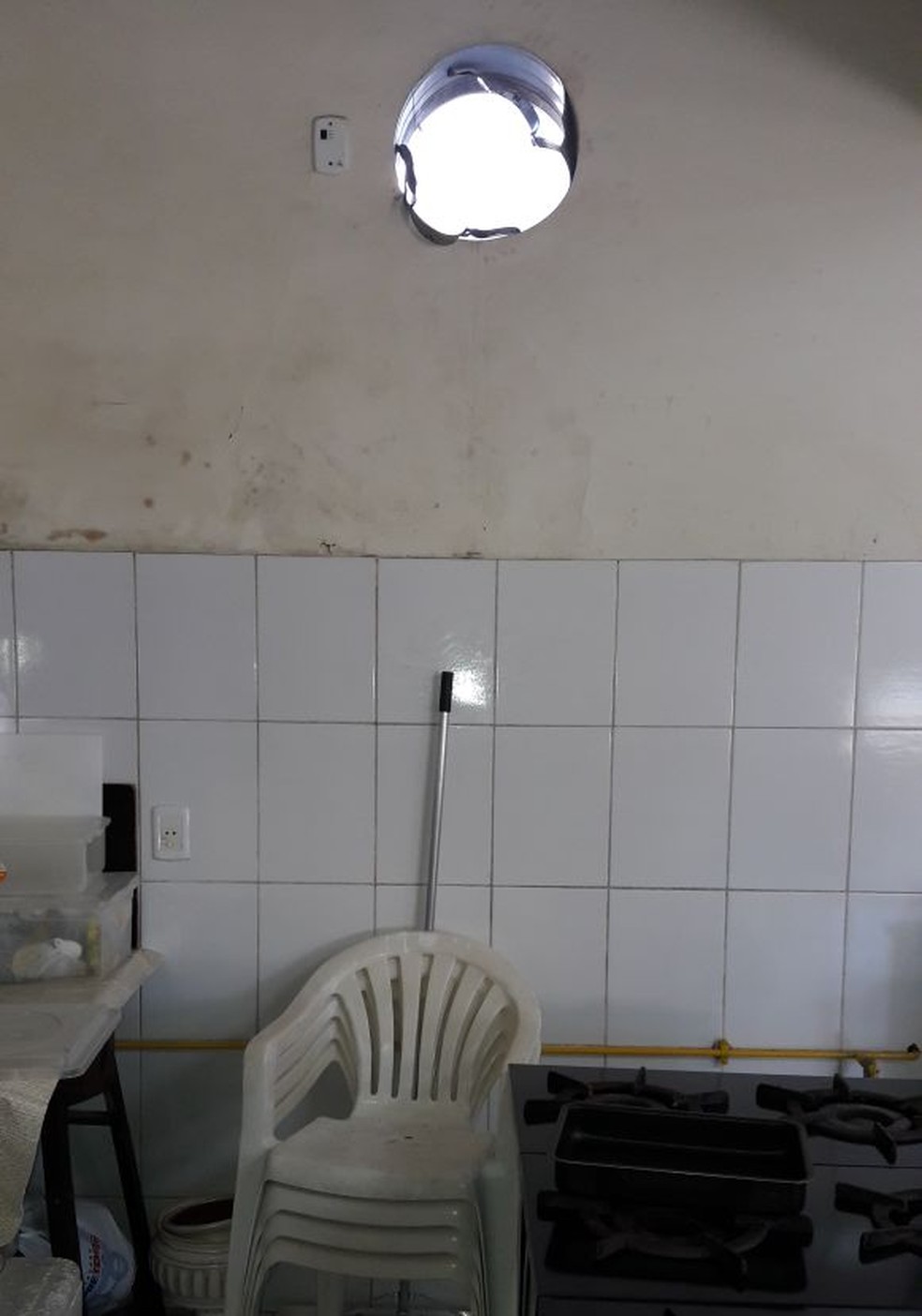 Secretária disse que criminoso entrou pelo buraco na parede da igreja (Foto: Reprodução/ Whatsapp)