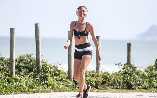Ellen Jabour se exercita na orla da praia no RJ