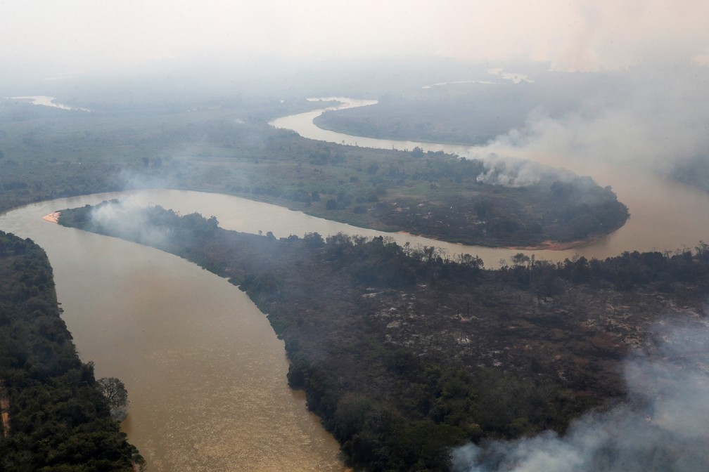 Fumaça de incêndio é vista perto do rio Cuiabá, em Poconé, Mato Grosso, no dia 28 de agosto. — Foto: Amanda Perobelli/Reuters
