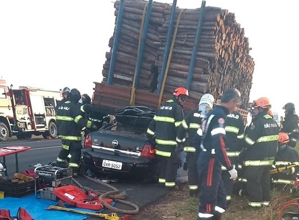 Carro atingiu traseira de caminhão carregado com madeira entre Iacanga e Ibitinga (SP) — Foto: Reprodução/Redes Sociais