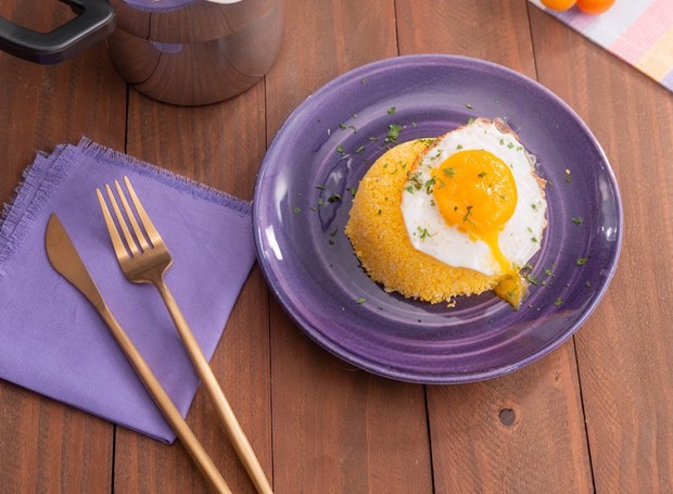 Sirva o ovo frito no ponto de sua preferência sobre o cuscuz de milho (Foto: Divulgação / Rochedo)