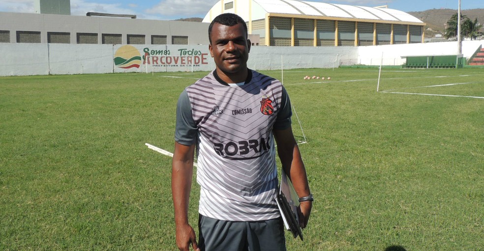 Nilson tem sua primeira experiência como treinador no Flamengo de Arcoverde — Foto: Rômulo Alcoforado