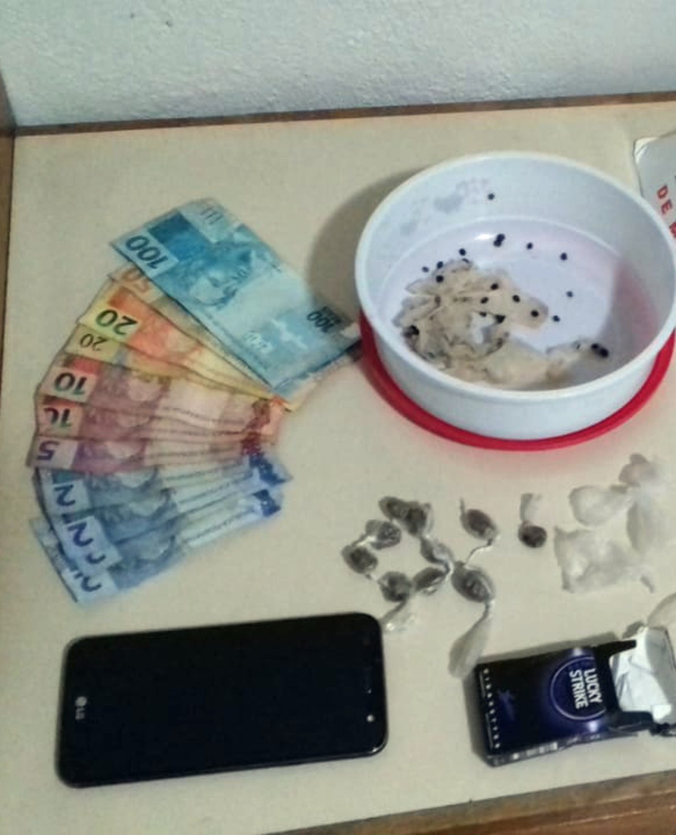 Material foi levado para a delegacia junto ao autor â Foto: PolÃ­cia Militar/DivulgaÃ§Ã£o