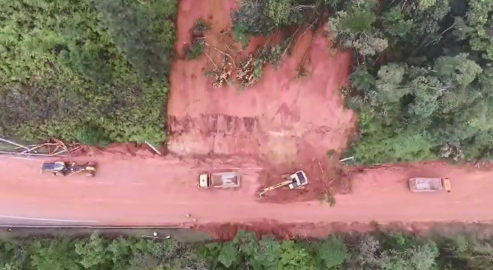 Tamoios  foi bloqueada na noite de quarta-feira (7) e teve registro de 23 ocorrências - entre queda de árvores e deslizamentos  — Foto: Divulgação/ Nova Tamoios