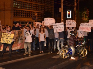 Manifestantes passaram no meio do trânsito em Araraquara, SP (Foto: Felipe Turioni/G1)