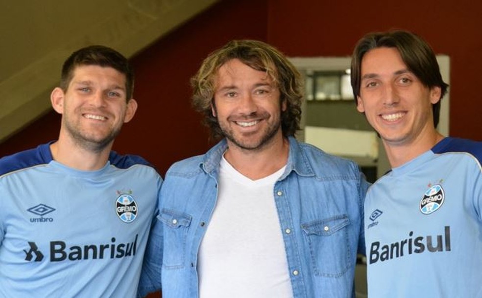 Kannemann e Geromel posam para foto com Lugano — Foto: Érico Leonan/São Paulo FC