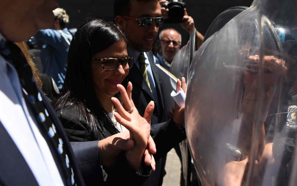 A chanceler venezuelana Delcy Rodriguez chega nesta quarta-feira (14) ao Palácio San Martin, em Buenos Aires (Foto: EITAN ABRAMOVICH / AFP)