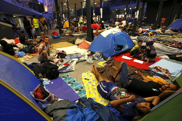 Migrantes acampados em estação de Budapeste na quinta-feira (28) (Foto: Laszlo Balogh/Reuters)