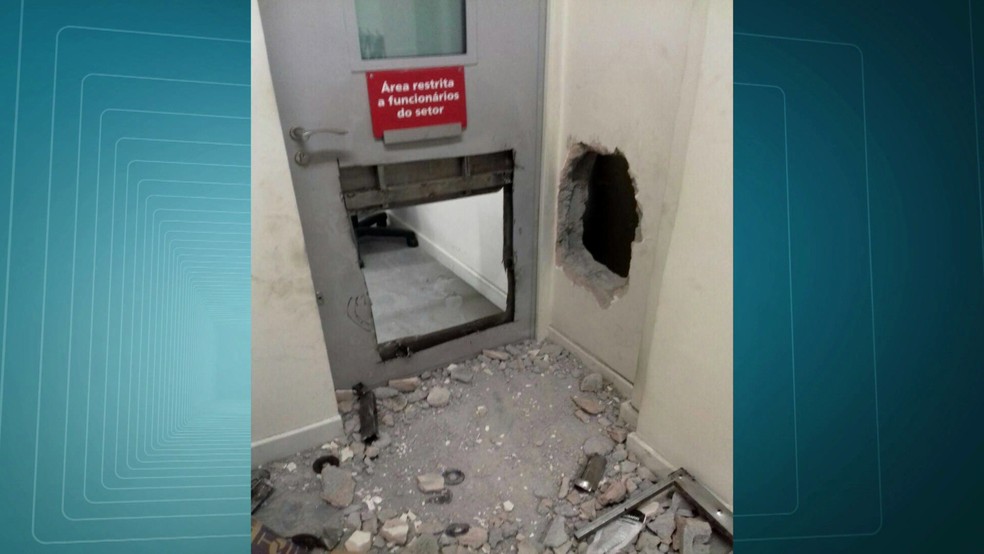 Buraco foi feito na parede de agência bancária em Campo Grande (Foto: Reprodução / TV Globo)