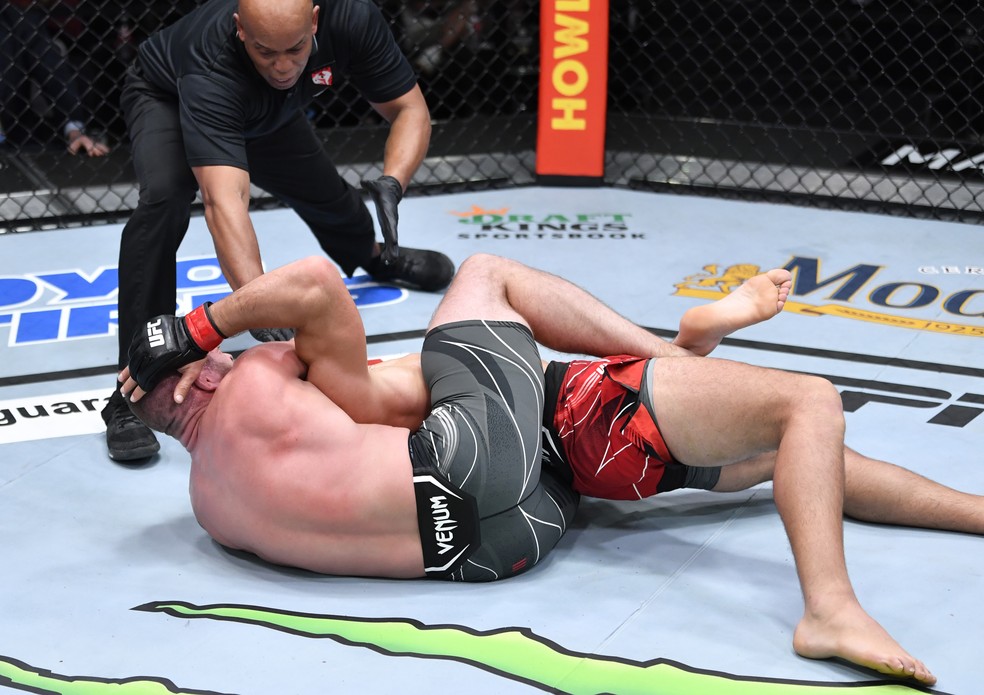 Gerald Meerschaert finaliza Dustin Stoltzfus com um mata-leão no UFC Lewis x Daukaus — Foto: Getty Images