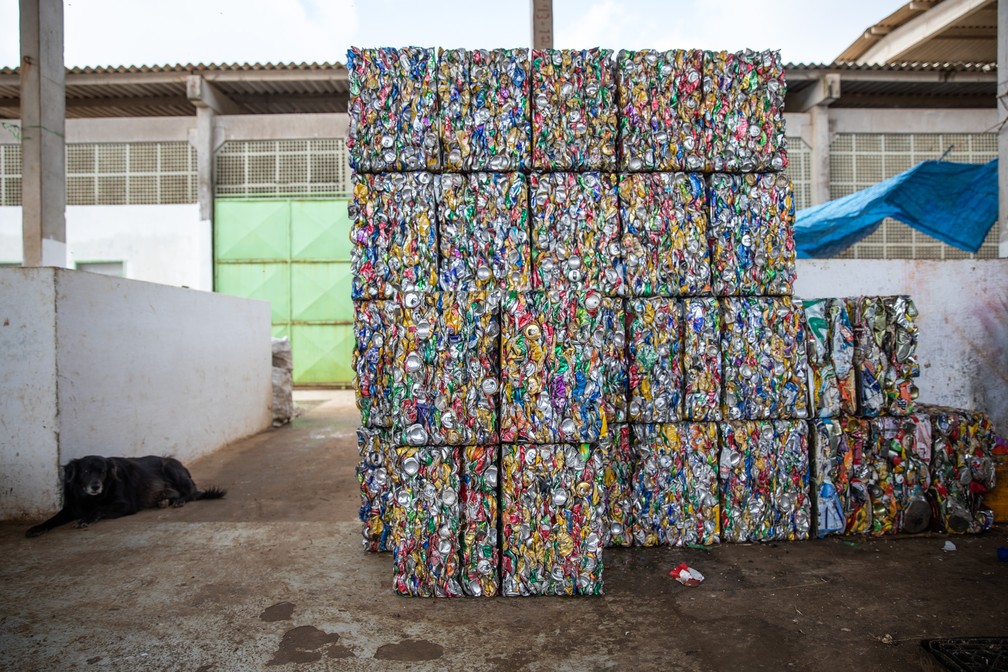 Latas de alumínio prensadas aguardam para serem levados para o continente na usina de resíduos de Fernando de Noronha — Foto: Fábio Tito/G1